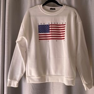 ZSIIBO white sweatshirt with American flag on the front.  Size medium.